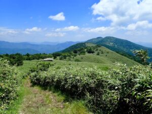 後山への稜線と避難小屋